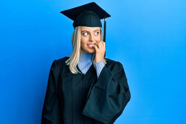 Vacker Blond Kvinna Bär Examen Mössa Och Ceremoni Mantel Ser — Stockfoto
