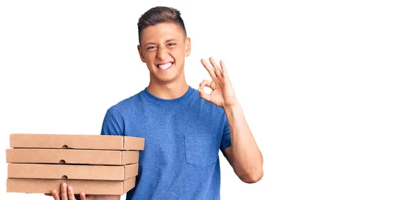 Mladý Pohledný Hispánec Drží Dodávku Pizza Box Dělá Znamení Prsty — Stock fotografie