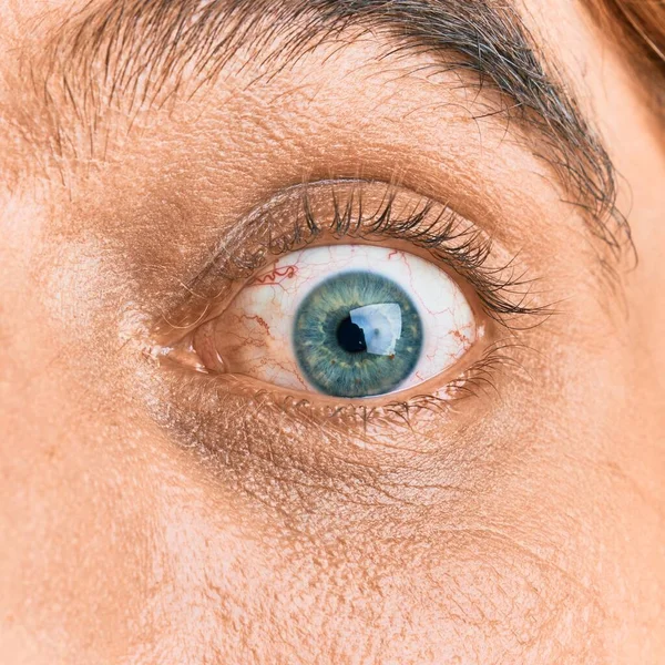 Primer Plano Del Ojo Del Hombre Adulto Color Azul Verde — Foto de Stock