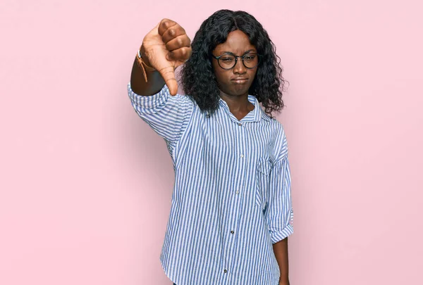 Mooie Afrikaanse Jonge Vrouw Draagt Casual Kleding Bril Kijken Ongelukkig — Stockfoto