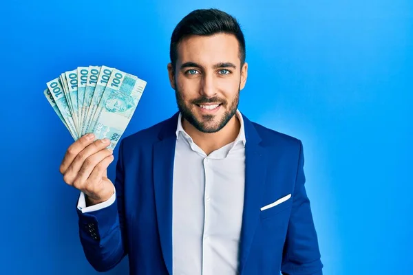 Joven Empresario Hispano Con Traje Negocios Sosteniendo Billetes Reales Brasileños —  Fotos de Stock