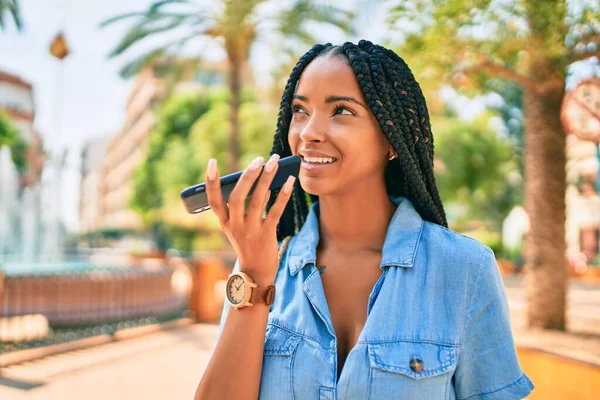 Ung Afrikansk Amerikansk Kvinna Ler Glad Skicka Röstmeddelande Med Smartphone — Stockfoto