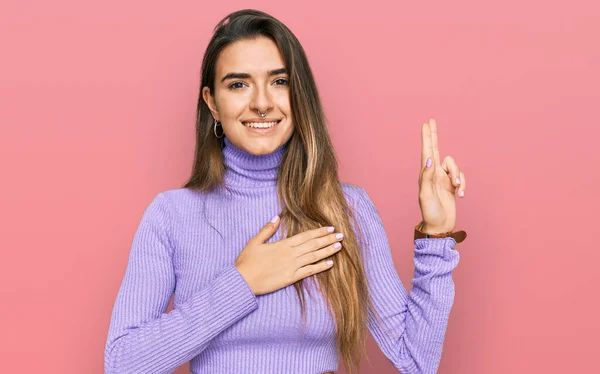 Junge Hispanische Frau Lässiger Kleidung Lächelt Und Schwört Mit Der — Stockfoto