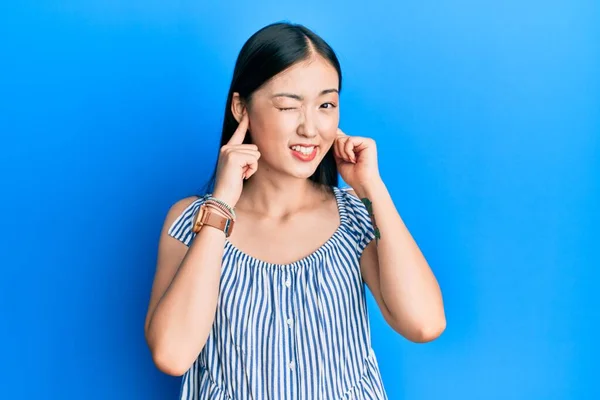 Mujer Joven China Que Usa Una Camiseta Rayas Casuales Que —  Fotos de Stock