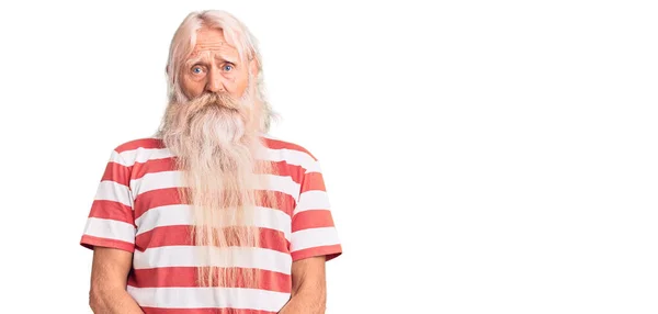Gri Saçlı Uzun Sakallı Çizgili Shirt Giyen Sıkıntıdan Korkan Sinirli — Stok fotoğraf