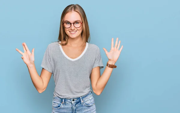 Vacker Ung Blond Kvinna Bär Casual Kläder Och Glasögon Som — Stockfoto