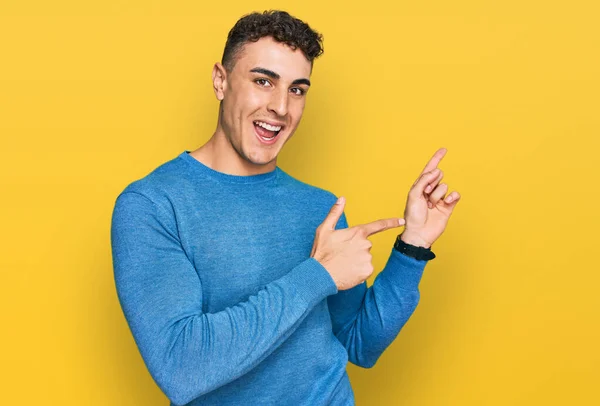 Spaanse Jongeman Casual Kleding Glimlachend Kijkend Naar Camera Wijzend Met — Stockfoto