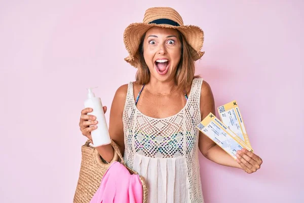 Mujer Hispana Mediana Edad Con Sombrero Verano Sosteniendo Tarjeta Embarque —  Fotos de Stock