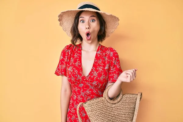 Yazlık Elbise Hasır Çanta Giyen Genç Güzel Bir Kız Şaşkınlık — Stok fotoğraf