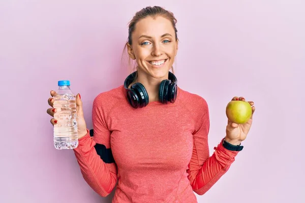 Schöne Kaukasische Sportlerin Mit Wasserflasche Und Grünem Apfel Die Mit — Stockfoto