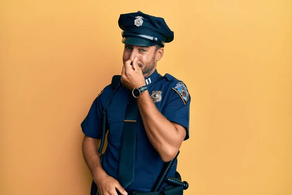 Snygg Latinamerikansk Man Polisuniform Som Luktar Nåt Stinkande Och Äckligt — Stockfoto