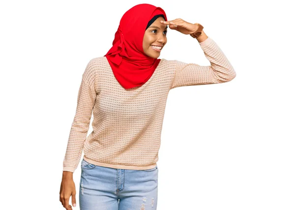 Young African American Woman Wearing Traditional Islamic Hijab Scarf Very — Stock Photo, Image