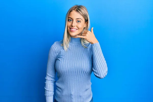 Hermosa Mujer Rubia Vistiendo Ropa Casual Sonriendo Haciendo Gesto Telefónico — Foto de Stock