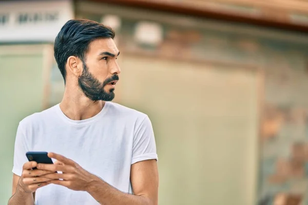 Young Hispanic Man Serious Expression Using Smartphone City — Stock Photo, Image