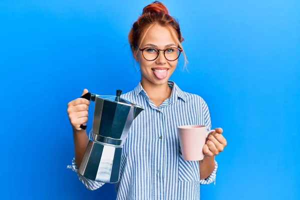 Joven Pelirroja Bebiendo Café Italiano Sacando Lengua Feliz Con Expresión —  Fotos de Stock