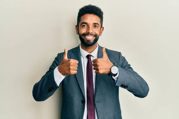 Hezký Hispánský Muž Vousy Obleku Značkou Úspěšnosti Kravaty Dělá Pozitivní — Stock fotografie