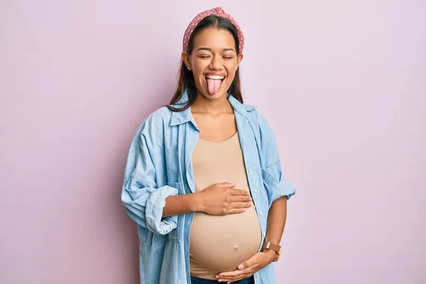 Hermosa Mujer Hispana Esperando Bebé Tocando Vientre Embarazada Sacando Lengua — Foto de Stock