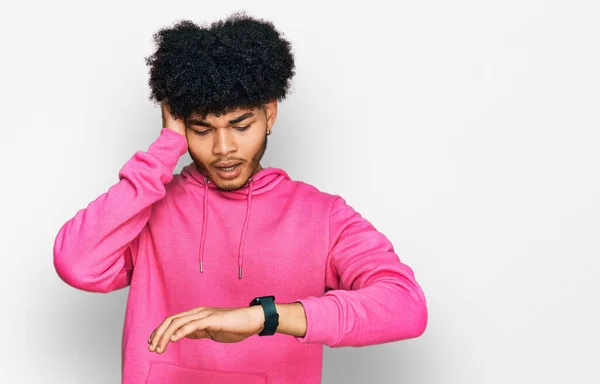 Junger Afrikanisch Amerikanischer Mann Mit Afro Haaren Trägt Lässiges Rosafarbenes — Stockfoto