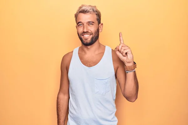 Jeune Homme Blond Beau Portant Shirt Décontracté Sans Manches Sur — Photo
