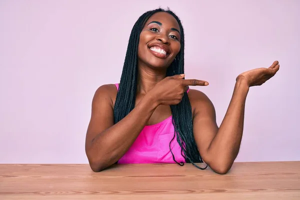 African American Woman Braids Wearing Casual Clothes Sitting Table Amazed — Stock Photo, Image