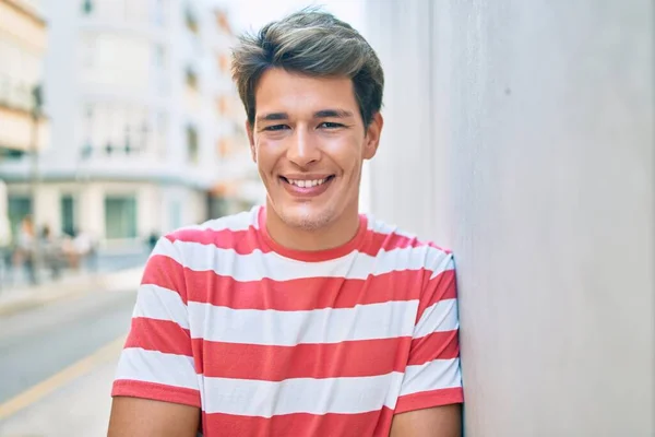Joven Caucásico Hombre Sonriendo Feliz Ciudad —  Fotos de Stock