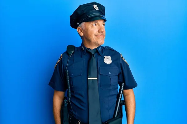 Bonito Homem Maduro Meia Idade Vestindo Uniforme Policial Sorrindo Olhando — Fotografia de Stock