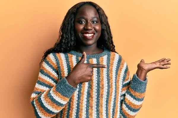 Mujer Joven Africana Con Suéter Invierno Lana Sorprendida Sonriendo Cámara —  Fotos de Stock