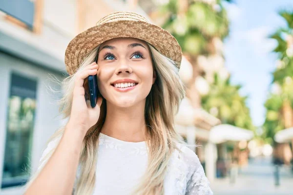 Jeune Fille Touristique Caucasienne Souriant Heureux Parler Sur Smartphone Rue — Photo