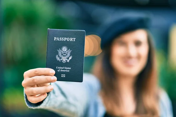 Νεαρή Λατίνα Γυναίκα Που Φοράει Γαλλικό Στυλ Κρατώντας Αμερικανικό Διαβατήριο — Φωτογραφία Αρχείου