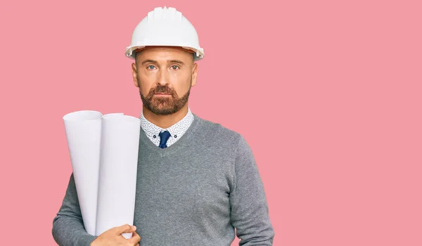 Bonito Homem Meia Idade Segurando Plantas Papel Pensando Atitude Expressão — Fotografia de Stock