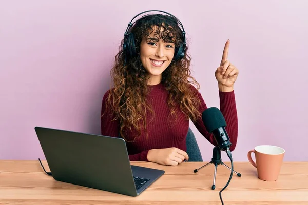 Junges Hispanisches Mädchen Das Radio Büro Arbeitet Lächelt Mit Einer — Stockfoto