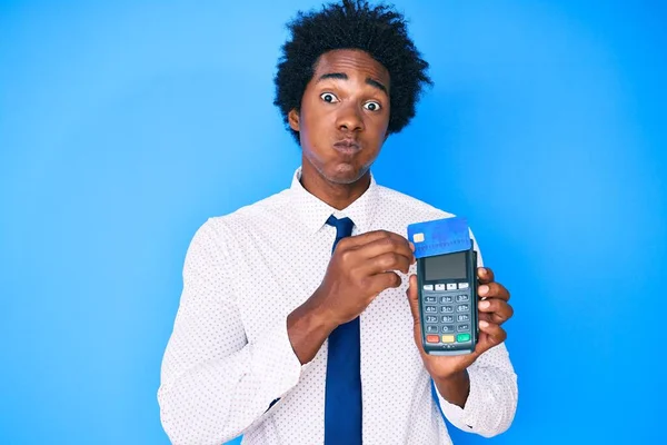 Snygg Afrikansk Affärsman Med Afro Hår Håller Datafon Och Kreditkort — Stockfoto
