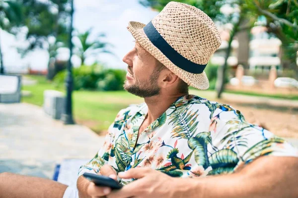 Vit Stilig Man Ler Glad Utomhus Med Hjälp Smartphone — Stockfoto