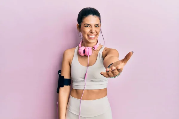 Ung Latinamerikansk Kvinna Klädd Gympakläder Och Med Hörlurar Leende Glad — Stockfoto