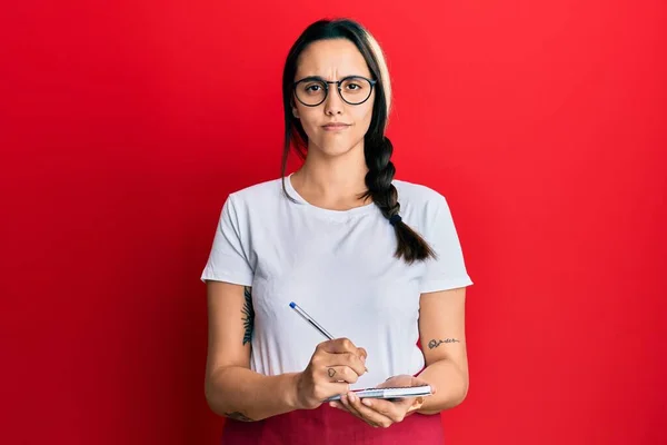 Junge Hispanische Frau Trägt Kellnerschürze Bestellung Skeptisch Und Nervös Stirnrunzeln — Stockfoto