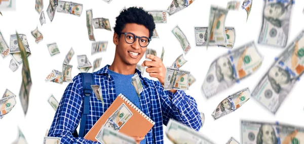 Joven Hombre Afroamericano Con Mochila Estudiante Sosteniendo Libro Señalando Los —  Fotos de Stock