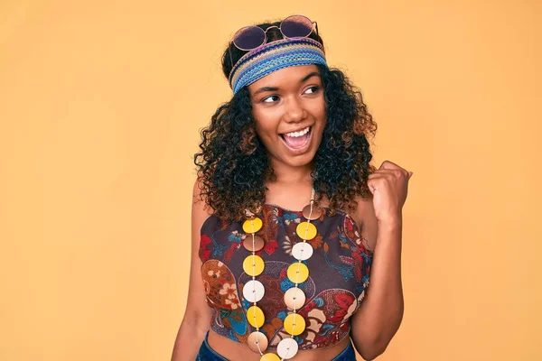 Junge Afrikanisch Amerikanische Frau Trägt Bohemian Und Hippie Stil Lächelnd — Stockfoto