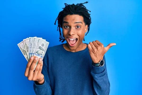 Ung Afrikansk Amerikansk Man Håller Dollar Pekar Tummen Upp Till — Stockfoto