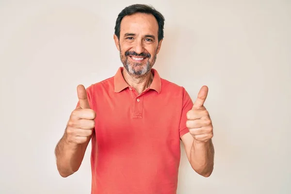 Középkorú Spanyol Férfi Alkalmi Ruhát Visel Siker Jel Csinál Pozitív — Stock Fotó