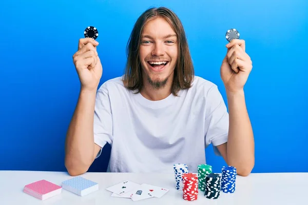 Schöner Kaukasischer Mann Mit Langen Haaren Der Poker Spielt Casino — Stockfoto
