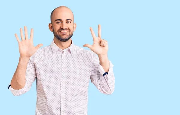 Mladý Pohledný Muž Elegantní Košili Ukazuje Ukazuje Prsty Číslo Osm — Stock fotografie