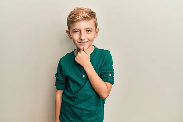 Der Kleine Kaukasische Junge Lässiger Kleidung Lächelt Selbstbewusst Die Kamera — Stockfoto