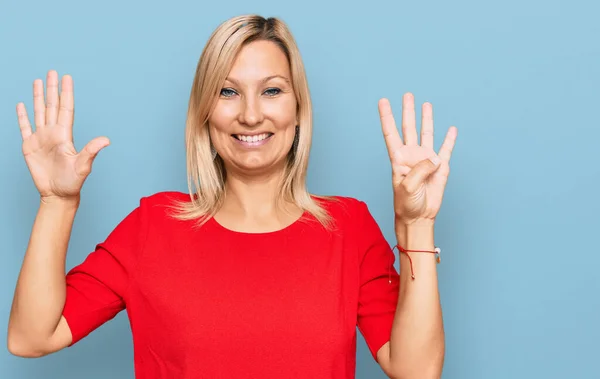 Donna Caucasica Mezza Età Che Indossa Abiti Casual Mostrando Indicando — Foto Stock