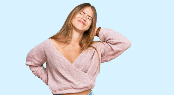 Mooie Blonde Vrouw Dragen Casual Winter Roze Trui Lijden Aan — Stockfoto