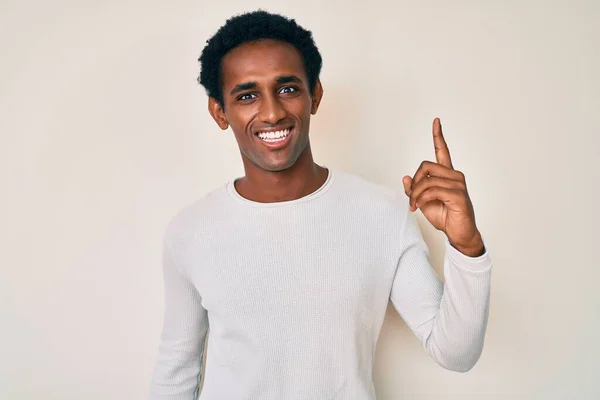 Homem Bonito Africano Vestindo Camisola Inverno Casual Apontando Dedo Para — Fotografia de Stock