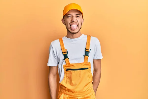 Latinamerikansk Ung Man Uniform Som Sticker Tungan Glad Över Sitt — Stockfoto