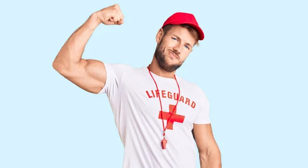 Jovem Caucasiano Vestindo Salva Vidas Shirt Segurando Assobio Forte Pessoa — Fotografia de Stock