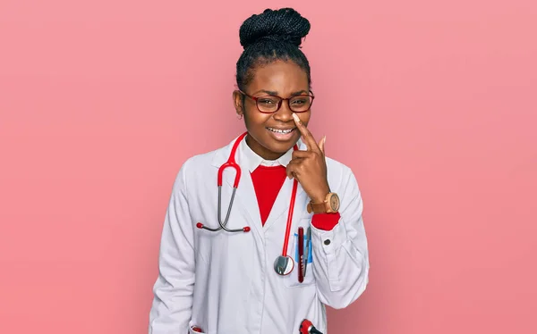 Young African American Woman Wearing Doctor Uniform Stethoscope Pointing Hand — Stock Photo, Image