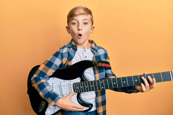 Liten Kaukasiska Pojke Unge Spelar Elgitarr Rädd Och Chockad Med — Stockfoto