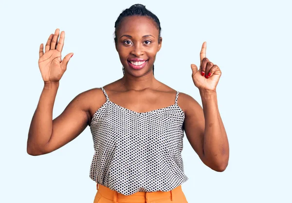 Mladá Africká Americká Žena Sobě Ležérní Oblečení Ukazuje Ukazuje Prsty — Stock fotografie